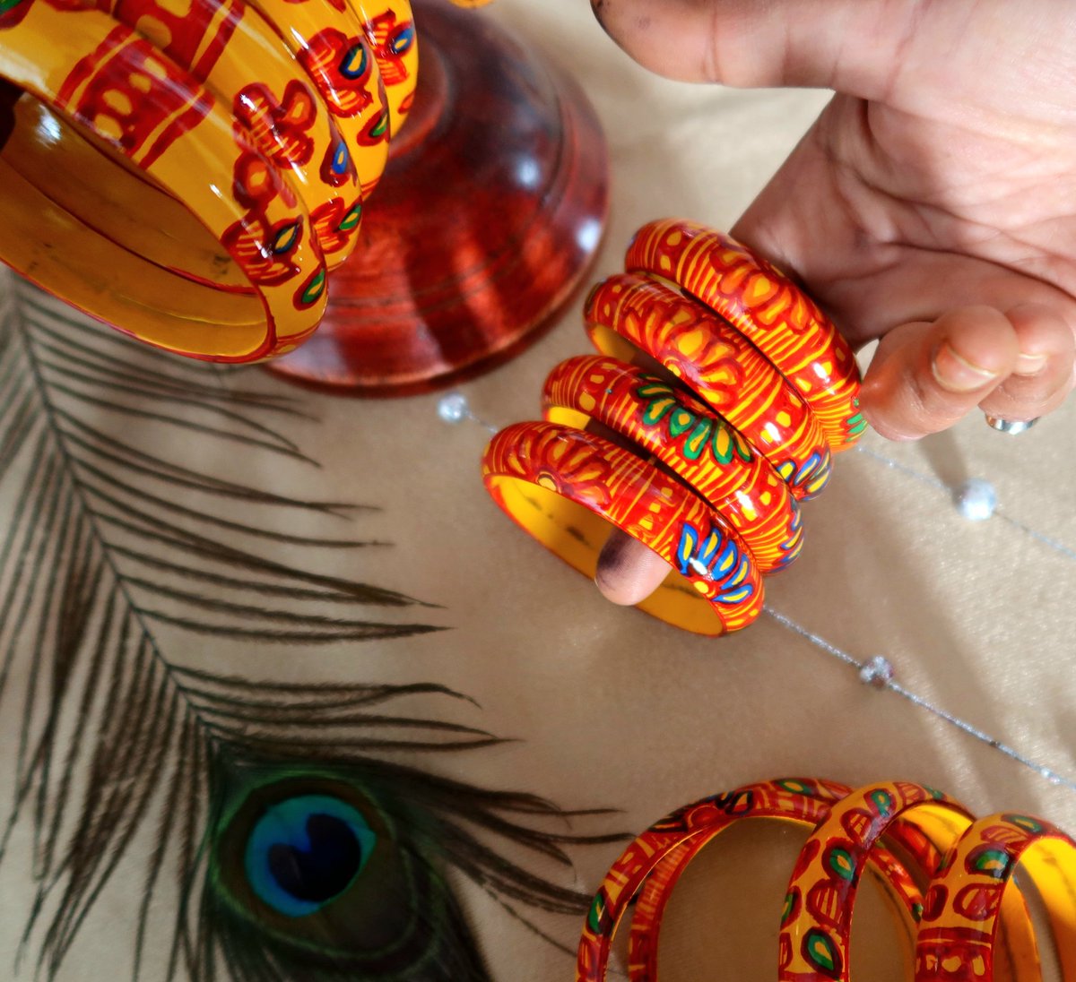 mithilakritihub's tweet photo. 💚💚Sawan Special 💚💚
Happy Sawan 💚💛🧡❤️🩷💜
Always find time for the things that make you feel happy.
👉🏼Bangles with mithilaart.
#bangles #bangleset #loveforart #loveforbangles #bangleart #handmadepainting #handpaintedart #handmadewithlove
#mithilaart #indianart #india https://t.co/qpCcTqdZbZ