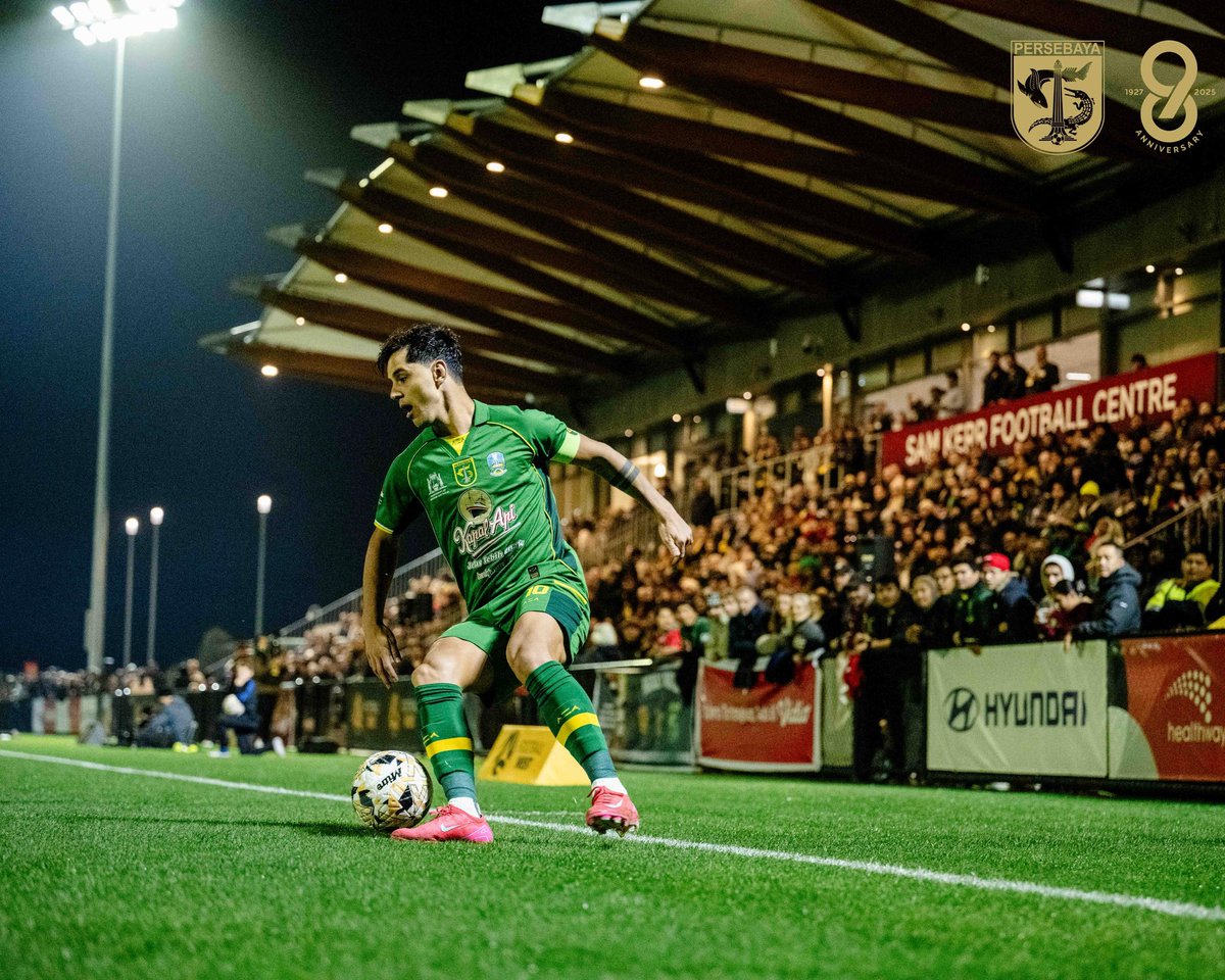 persebayaupdate's tweet photo. Aksi pemain Persebaya di Sam Kerr Football Centre, Perth, Rabu malam (9/7). Di suhu 9 derajat celcius, dingin untuk ukuran pemain Indonesia, Ernando Ari dkk tetap bermain spartan, saat menghadapi Western Australia Football Team.

Uji coba bukan untuk menang kalah. Mengukur dan mencoba semua hasil latihan serta persiapan yang dilakukan adalah yang terpenting. 

Tidak hanya bertanding, CEO Persebaya Azrul Ananda bersama jajaran manajemen termasuk Komisaris Utama Dahlan Iskan, menghadiri undangan Premier Western Australia Roger Cook (slide 12-14). Sekretaris Daerah Jawa Timur Adhy Karyono juga hadir dalam pertemuan tersebut, karena “Persebaya Tour Australia, Tret Tet Tet Bonek 2025 menjadi rangkaian perayaan 35 tahun sister province Western Australia dengan Jawa Timur.

#Persebaya #PersebayaUntukSemua #persebayatouraustralia2025