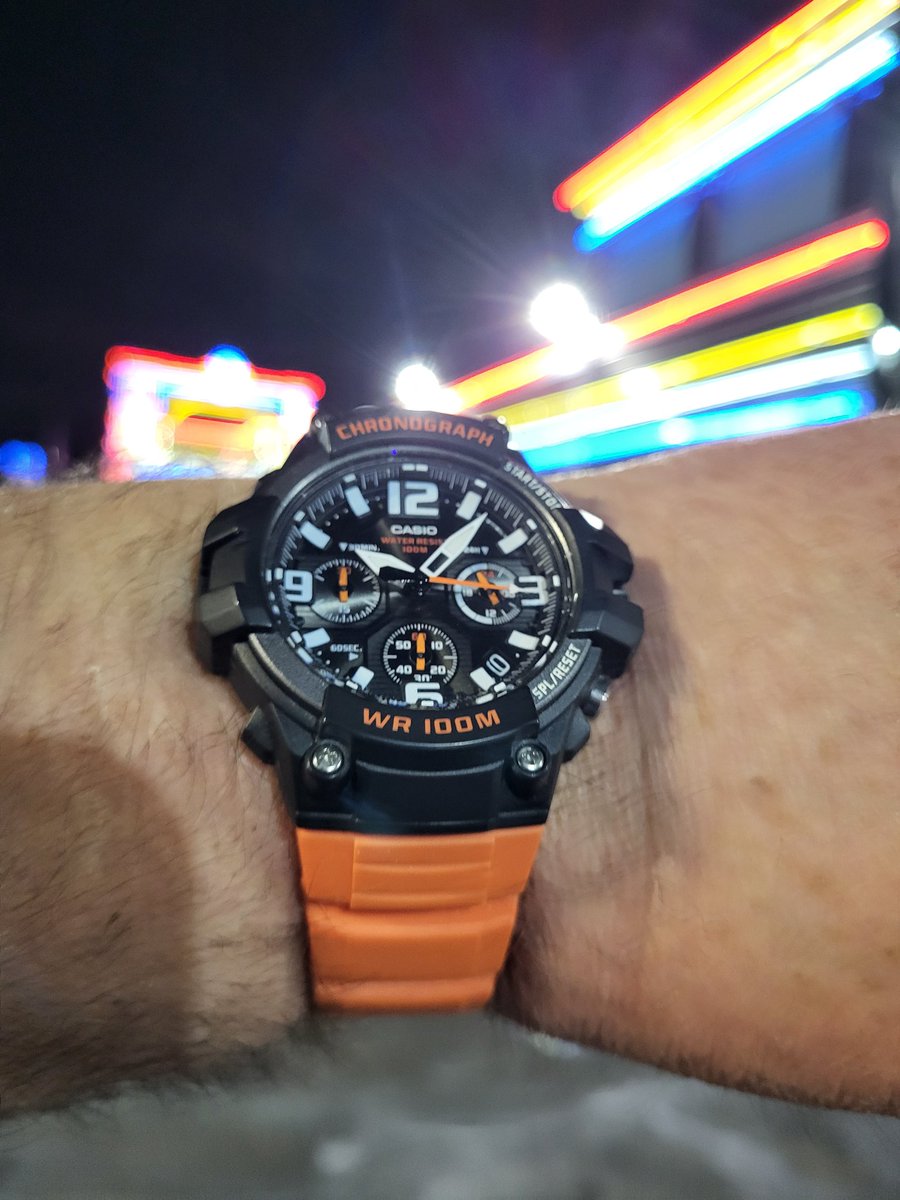 Wrist check:  We were supposed to have thunderstorms tonight so I went for a more waterproof watch.🤔 Of course, the rain held off. 😉