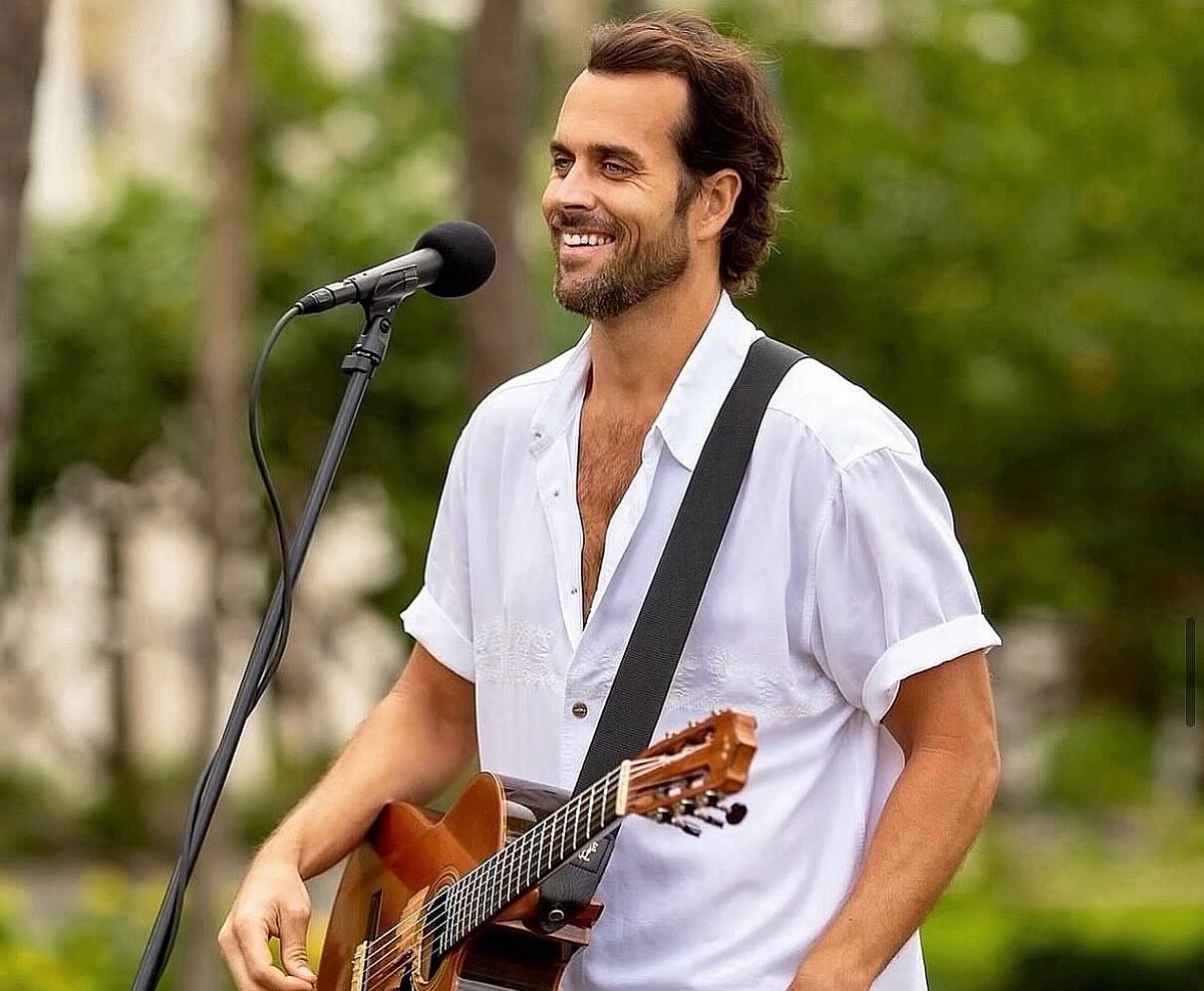 Happy Wednesday! Join us for a delightful evening of dining and live music by #thaddeusjennings from 7 PM to 10 PM. Raise a glass to good times, and unforgettable moments. Cheers from Waikiki and see you all soon! #Aloha 🎸🌴🌊✨