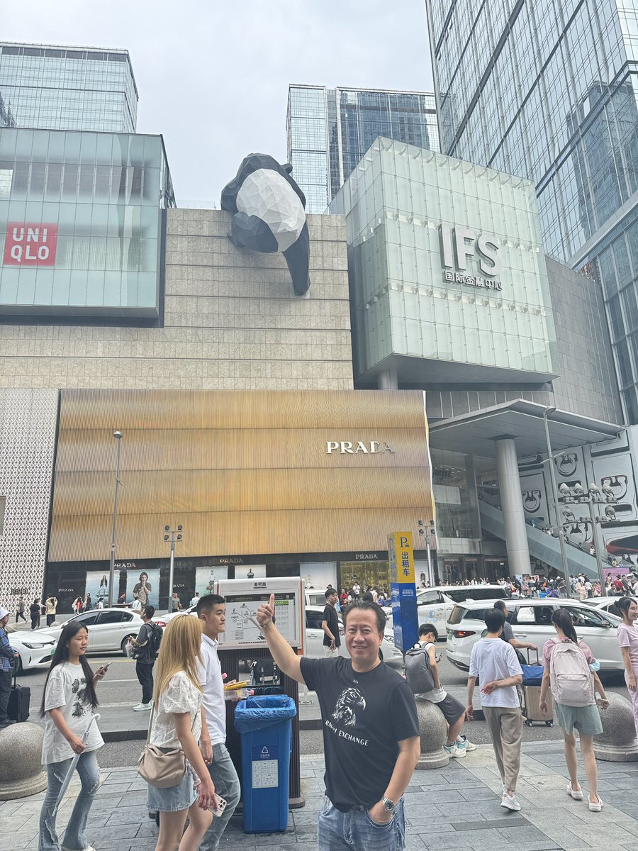 Pusing lihatin berita di tanah air,rasanya gak ada berita yg baik..
Mending lihatin Panda lagi manjat Shopping Mall😂