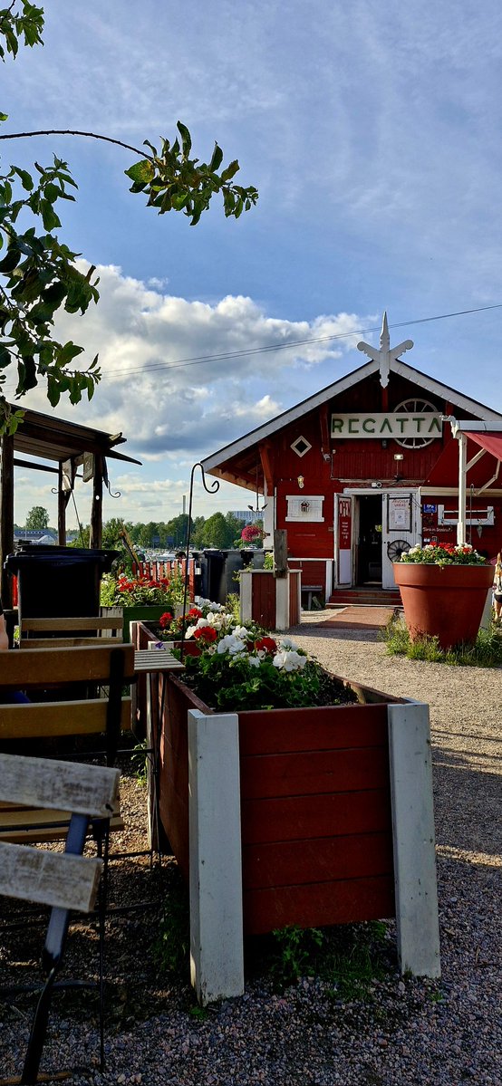 Hannimonninen's tweet image. Lomalta palaamisen plussaksi laskettakoon, että kun palaa töihin torstaina, päivä on toivoa täynnä. Lisäksi edessä on lyhyt työviikko.

Kaikista suurin plussa on se, että saa palata #lastensuojelu &apos;n maailmaan. Siihen tuskin koskaan kyllästyn.

Iloista päivää kaikille!