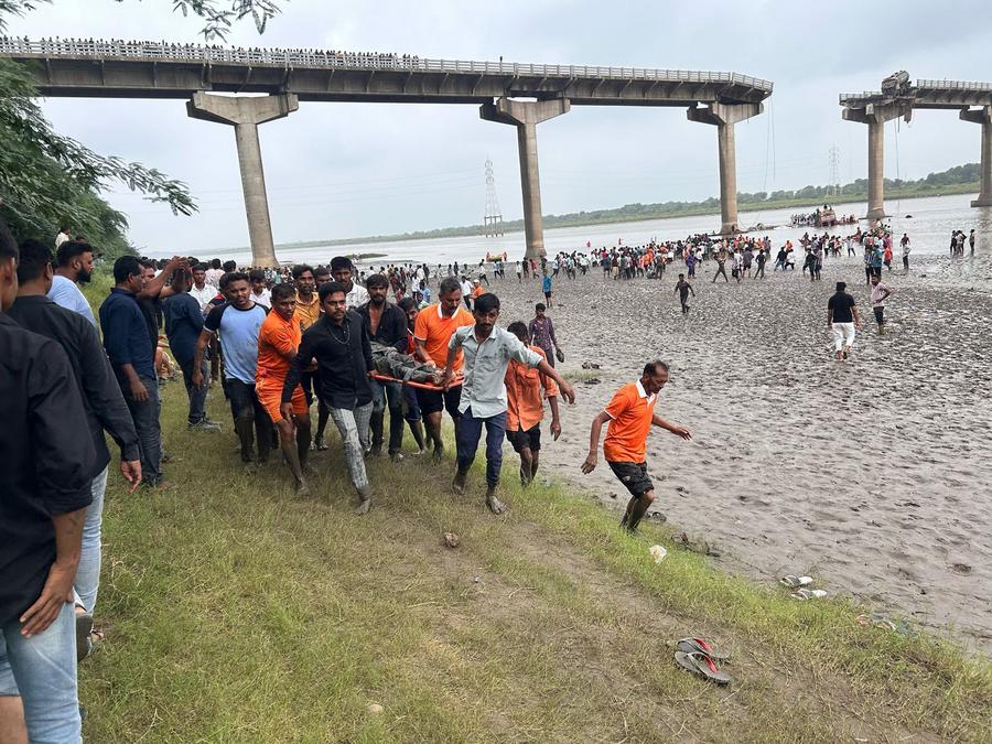 XHNews's tweet photo. At least nine people died and over six were injured when their vehicles fell into a river following the collapse of a bridge in India's western state of Gujarat on Wednesday https://t.co/1FjbCGfIHk https://t.co/03lyZqZR1m