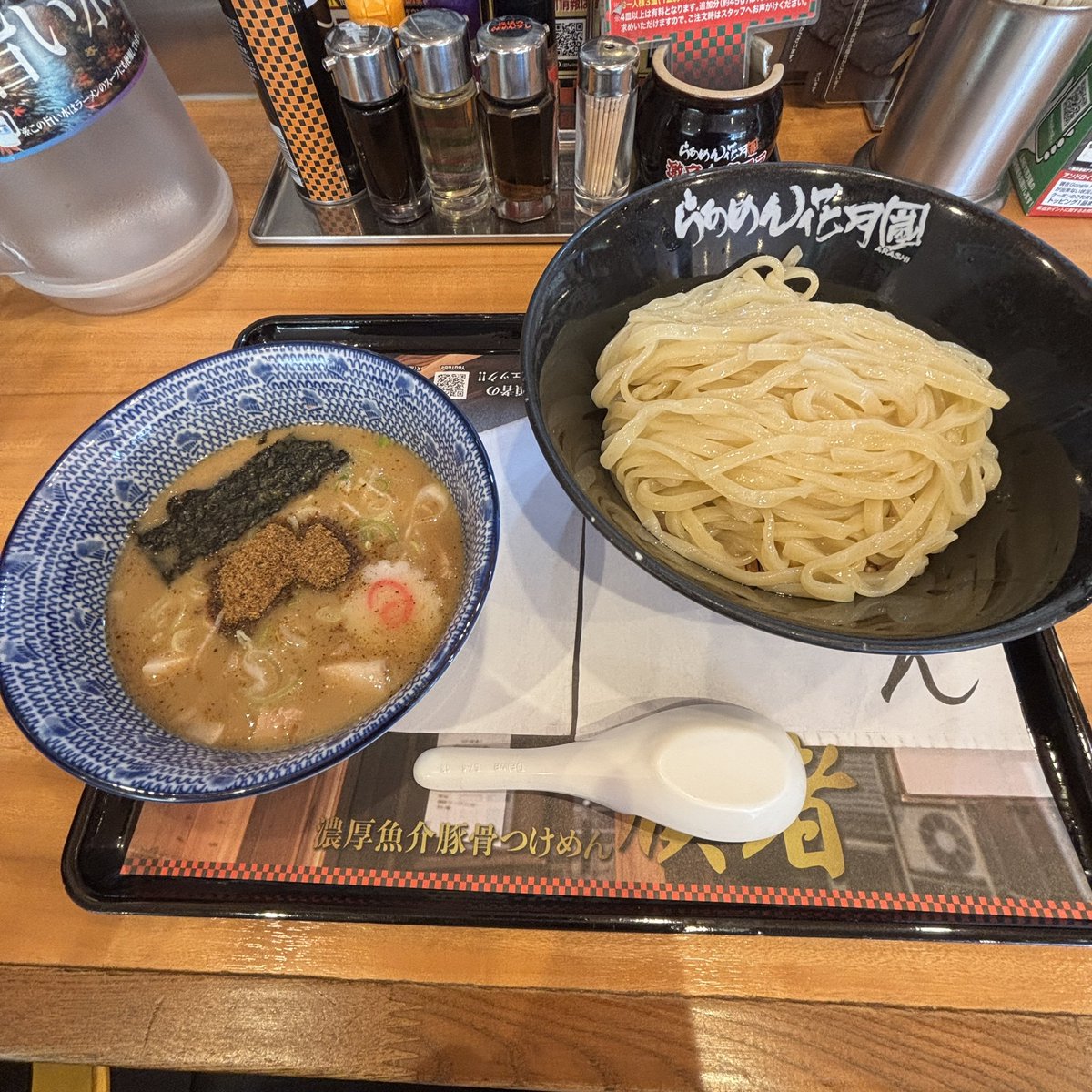 本日のラーメンは花月嵐さんの期間限定コラボ『濃厚魚介豚骨つけ麺 頑者』

美味いから200gじゃ足りないので注意