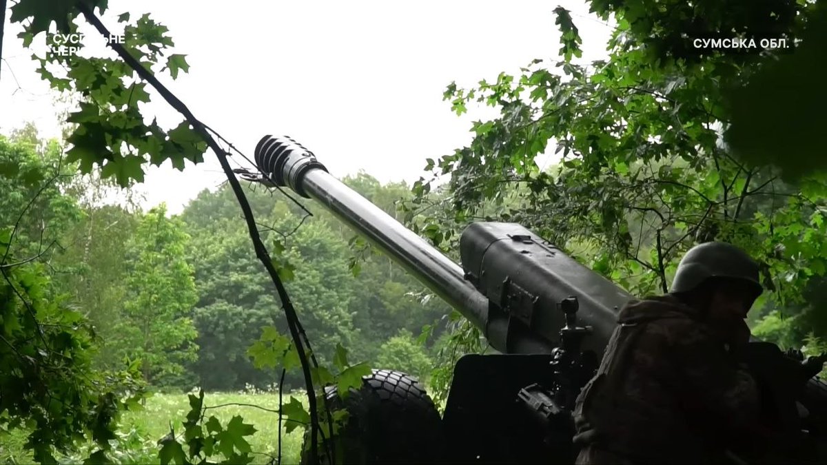 In the Sumy region, the crew of the 54th Separate Reconnaissance Battalion is using a captured D-30 howitzer. They are supplied with Turkish-produced 122mm OF-462 high-explosive shells.
