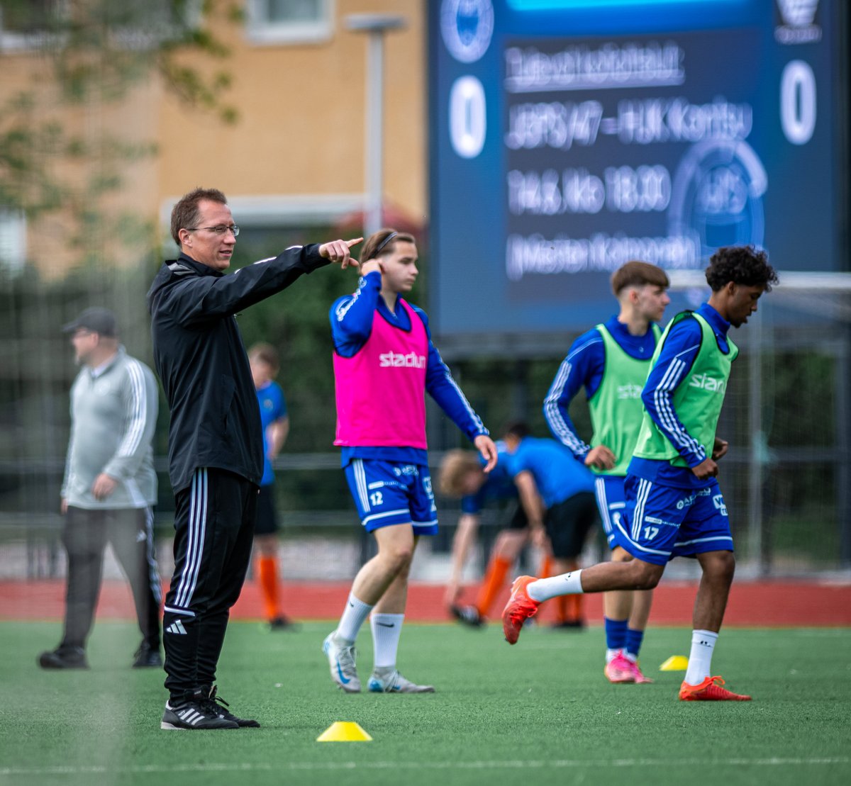 I used to chase everything.

Pressing triggers.
Build-up rotations.
Cutting-edge tactics from the top level.

But the more I added—
The less my team improved.

🧵 The Art of Focus (for Coaches)
And why it changed everything for me