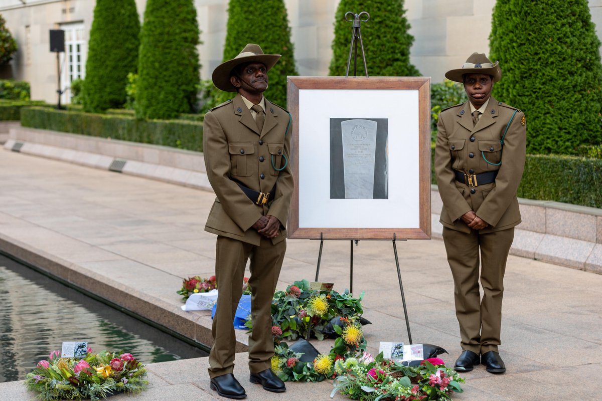 AustralianArmy's tweet image. Two #AusArmy soldiers from 51FNQR travelled from Weipa to Canberra to honour their great-great-grandfather, PTE Charlie Bob Ngakyunkwokka, who served in WWII.
Read more ๐ฐ defence.gov.au/news-events/neโฆ
#NAIDOCWEEK25