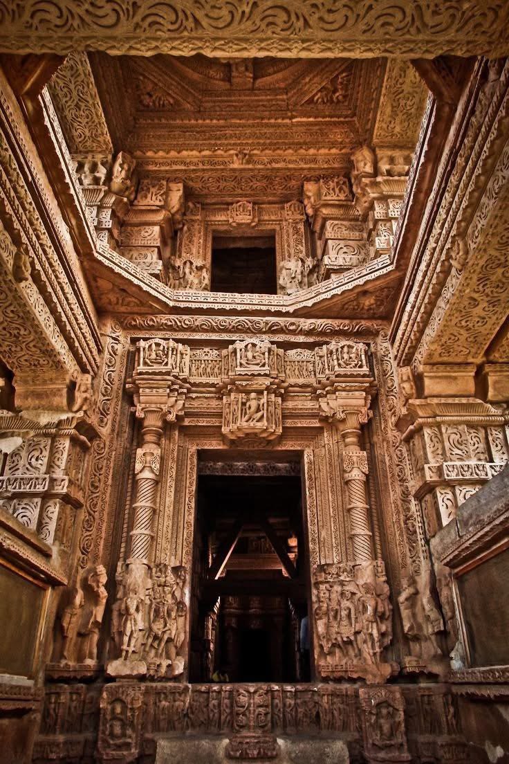 🚩 Intricate interior architecture of the ancient Sahasra bahu (Sasbahu) Temple in Gwalior, Madhya Pradesh 🚩
#IncredibleIndia