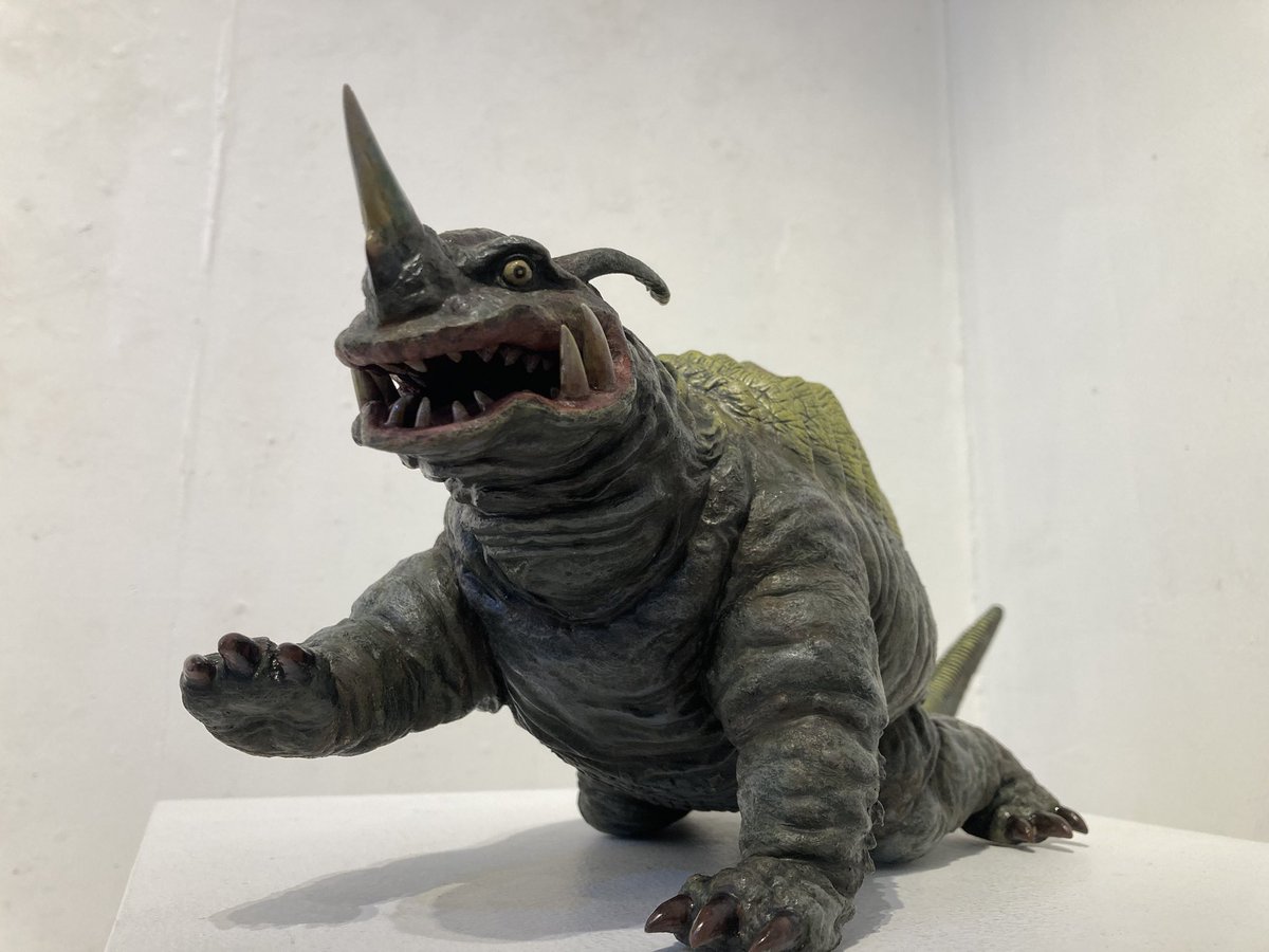 ビリケン商会から発売されるソフビキット『透明怪獣ネロンガ』のラベル