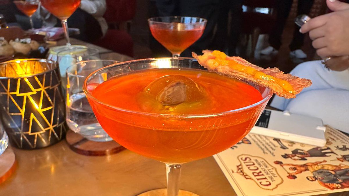 🎪🎠 Son ocho cocteles los que componen su nueva carta temática de circo. 

Un detalle a destacar es que todos tienen ingredientes y destilados distintos. Seguro que más de uno te encantará. 

<a href="/FiftyMils/">Fifty Mils</a> <a href="/FSMexico/">Four Seasons Mexico</a>