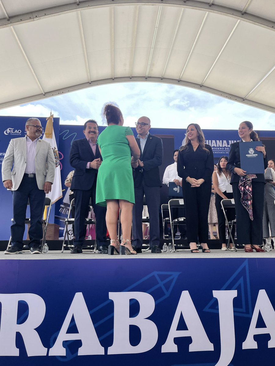 Diego Barroso (@diegobarrosomx) on Twitter photo Acompañamos a nuestra Gobernadora, <a href="/LibiaDennise/">Libia Dennise</a>, en un momento muy especial: la entrega de nombramientos a maestras y maestros de #Guanajuato.
Detrás de cada nombramiento hay esfuerzo, dedicación y una vocación que transforma vidas.
¡El mejor magisterio está en Guanajuato! Acompañamos a nuestra Gobernadora, <a href="/LibiaDennise/">Libia Dennise</a>, en un momento muy especial: la entrega de nombramientos a maestras y maestros de #Guanajuato.
Detrás de cada nombramiento hay esfuerzo, dedicación y una vocación que transforma vidas.
¡El mejor magisterio está en Guanajuato!