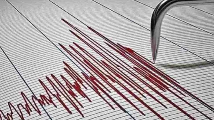 jantrends's tweet photo. A 4.1 magnitude earthquake hit Delhi-NCR today at 9:04 AM. Tremors were felt in Delhi, Noida, and Gurugram. No damage reported. Authorities urge people to stay calm and alert.
#earthquake #earthquakedelhi https://t.co/ddnNxYigeY