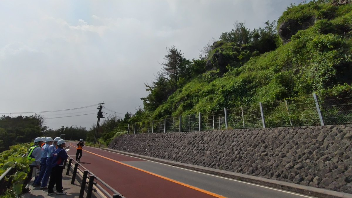 mlit_osumi's tweet image. 管内の道路(#国道220号、#224号)の安全・安心確保のため、#道路防災検討会 を開催しました。
検討会では、#テックドクター の #鹿児島大学 酒匂教授と #宮崎大学 末次教授に #防災点検 箇所の #現地診断 及び #机上診断 を行っていただき点検結果や対応方針についてご助言をいただきました。