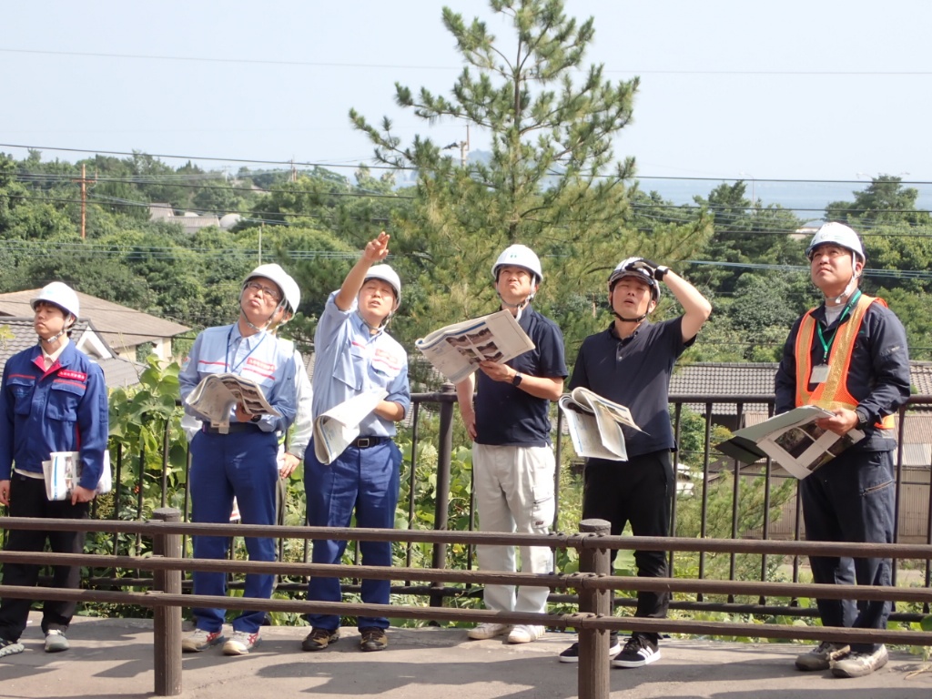 mlit_osumi's tweet image. 管内の道路(#国道220号、#224号)の安全・安心確保のため、#道路防災検討会 を開催しました。
検討会では、#テックドクター の #鹿児島大学 酒匂教授と #宮崎大学 末次教授に #防災点検 箇所の #現地診断 及び #机上診断 を行っていただき点検結果や対応方針についてご助言をいただきました。