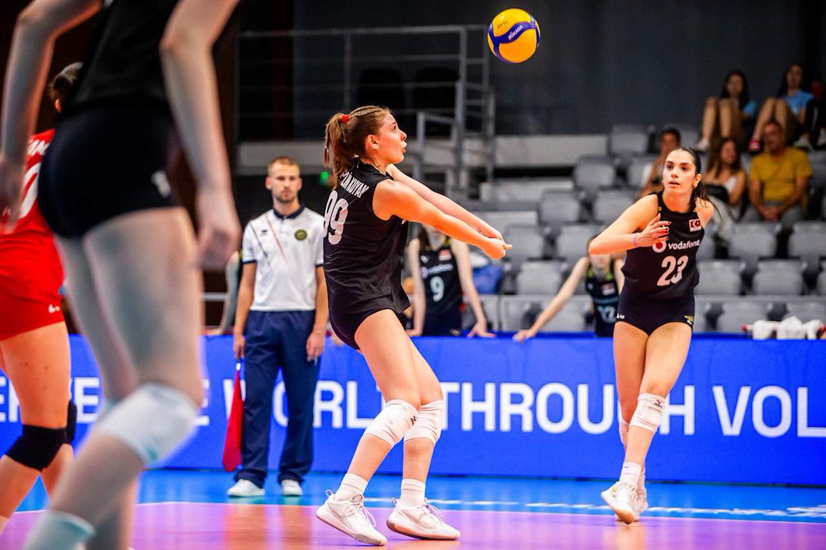 🇹🇷 19 Yaş Altı Türk Milli Kadın Voleybol Takımımız, Hırvatistan'ı 3-1 yenerek Dünya Şampiyonası'nda çeyrek finale yükseldi.

Millilerimiz, çeyrek finalde 11 Temmuz Cuma saat 16:15’te Çin ile karşılaşacak. Maç, Volleyball World YouTube kanalında canlı yayınlanacak.