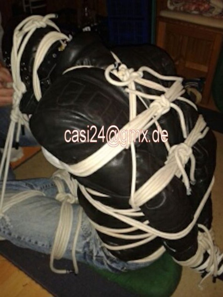 There's never too much rope, right? 
#gaybondage #gayleatherhood #bondagecasi #gaybond