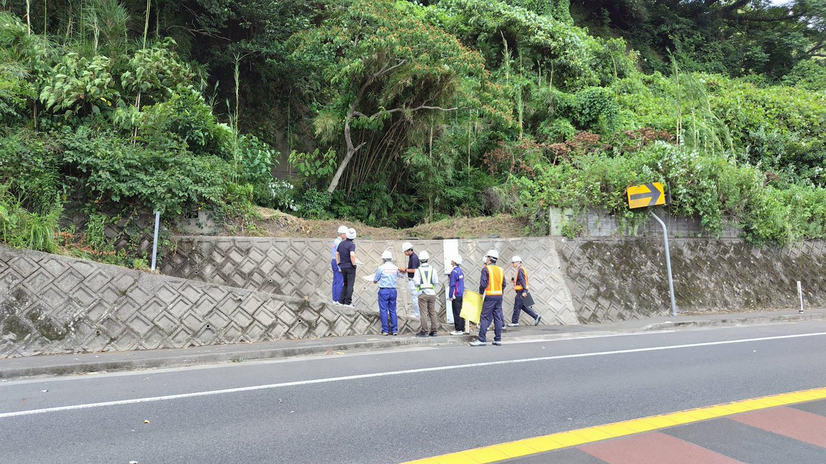 mlit_osumi's tweet image. 管内の道路(#国道220号、#224号)の安全・安心確保のため、#道路防災検討会 を開催しました。
検討会では、#テックドクター の #鹿児島大学 酒匂教授と #宮崎大学 末次教授に #防災点検 箇所の #現地診断 及び #机上診断 を行っていただき点検結果や対応方針についてご助言をいただきました。