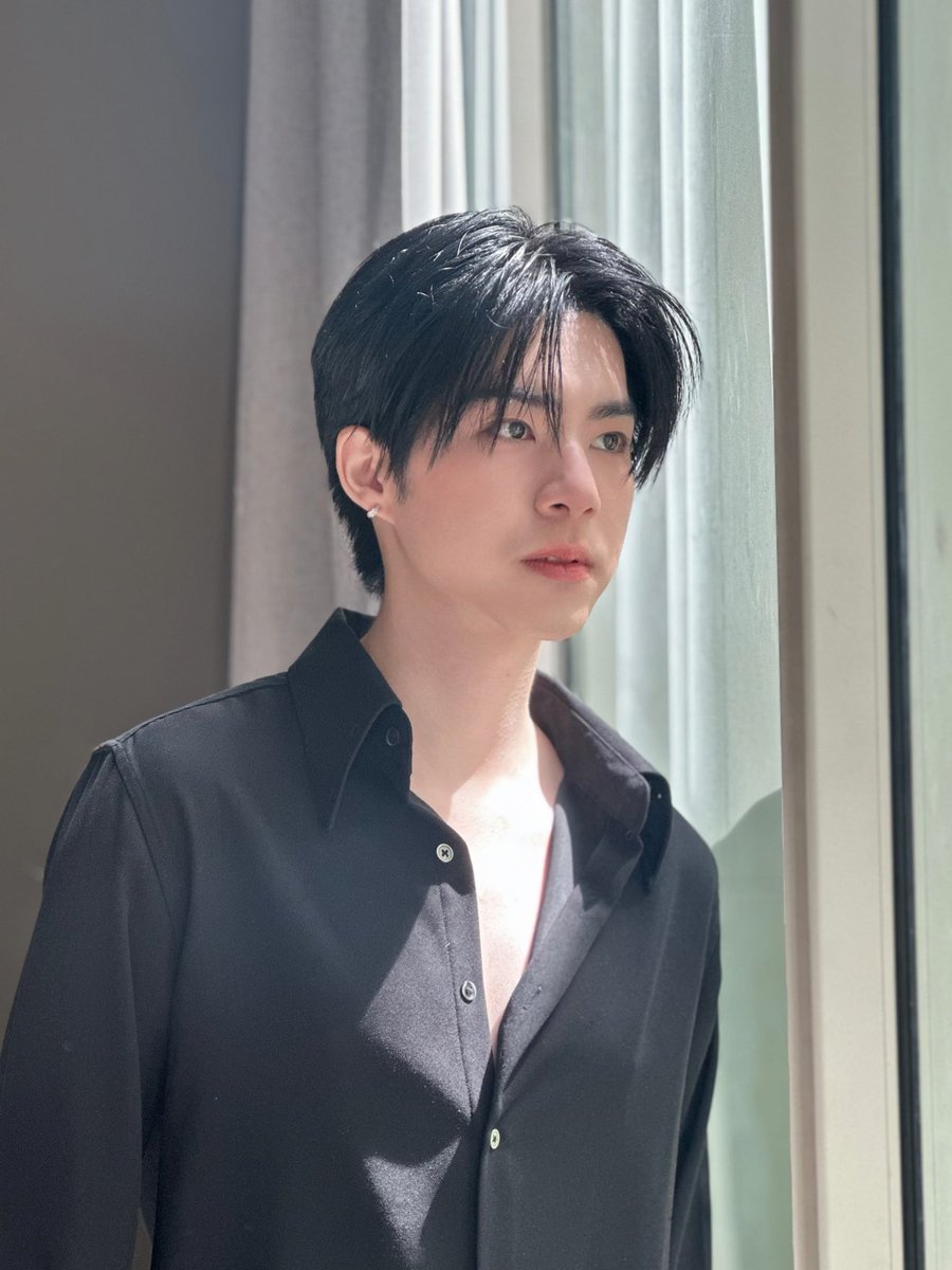 kerdomundi's tweet photo. ละป้ากี้เป็นคนแต่ง แต่ยังว้าวกับความหล่อ ป้ากิ่งยังรู้ว่าป้ากี้ว้าวปากกว้างมากแต่แมสปิดไว้ ส่วนพี่เน็ตก็ไม่ไรครับบอกน้อง baby มาก เหมือนเดิม😗 #NETJJ https://t.co/NZohNuI7Ii