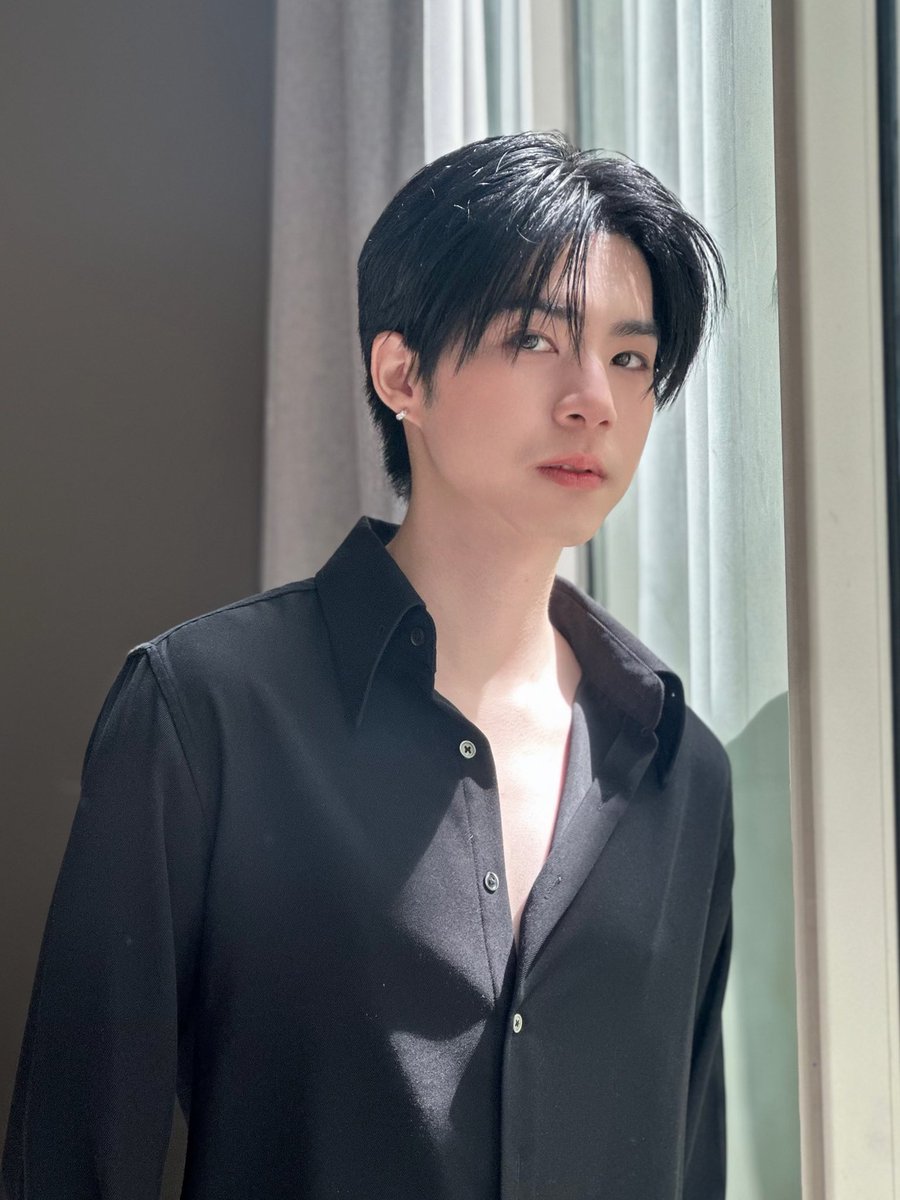 kerdomundi's tweet photo. ละป้ากี้เป็นคนแต่ง แต่ยังว้าวกับความหล่อ ป้ากิ่งยังรู้ว่าป้ากี้ว้าวปากกว้างมากแต่แมสปิดไว้ ส่วนพี่เน็ตก็ไม่ไรครับบอกน้อง baby มาก เหมือนเดิม😗 #NETJJ https://t.co/NZohNuI7Ii