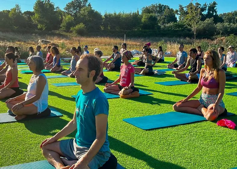 Expandir la conciencia
Las personas que se involucran profundamente en prácticas de la #NewAge son seducidas por la idea de reducir el estrés y expandir la propia #conciencia. Comienzan a asistir a retiros espirituales de días o semanas, para desconectarse de la rutina y