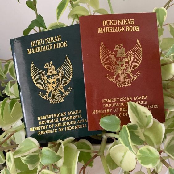Mincha023's tweet photo. Day 28: 2 buku untuk Gunwook📚

2 buku buat Gunwook sih yang pertama buku nikah kita ya 🤣🙏🏻 sama buku komik spyxfamily wkwkw dia wibu banget ya jadi komik buat dia cocok banget sihhh (⁠◍⁠•⁠ᴗ⁠•⁠◍⁠)⁠❤ https://t.co/iMChJEkpR1