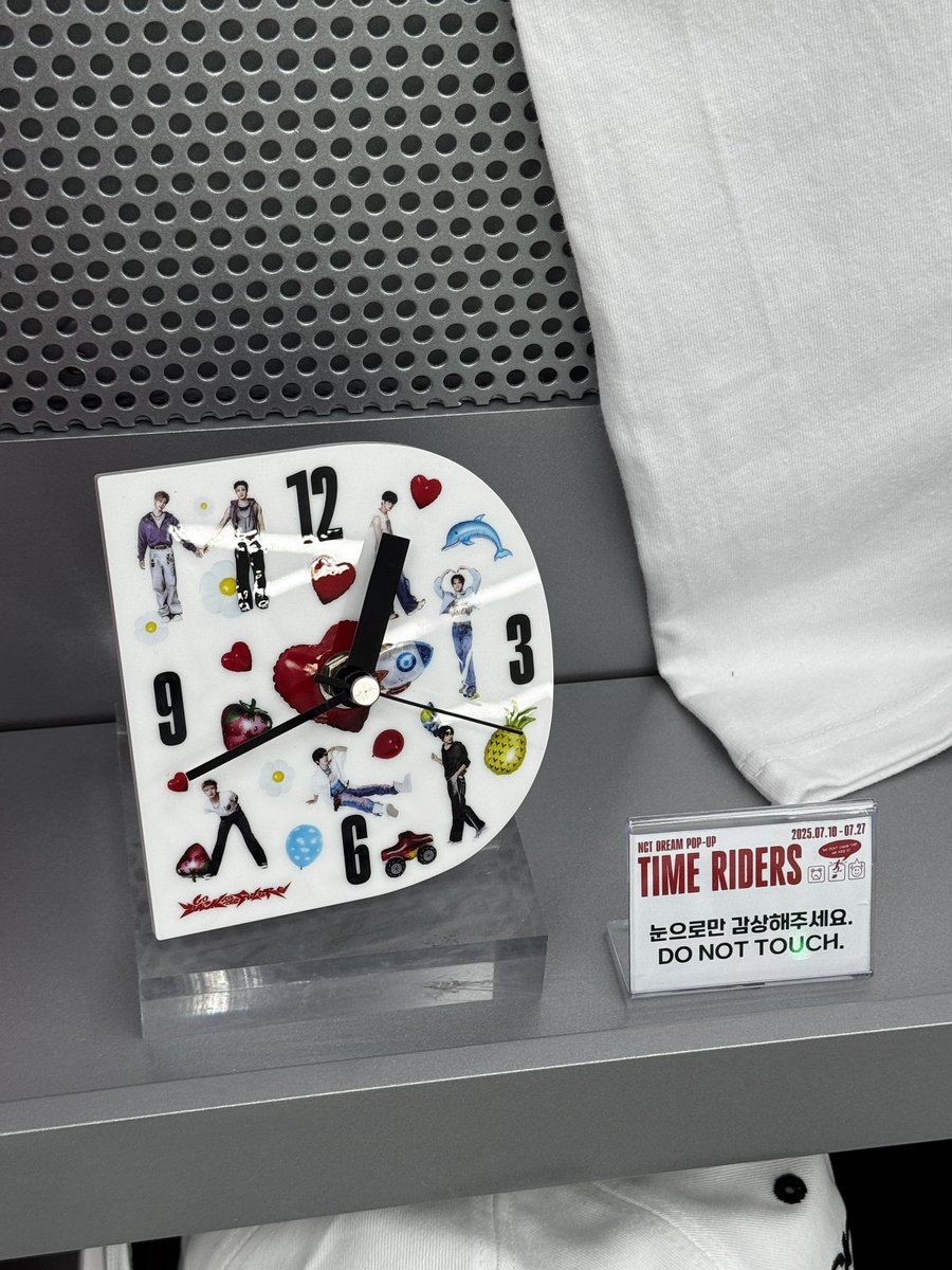 Time Riders 엔시티 드림 팝업

구매는 못하지만 2차 MD도 구경할 수 있어요💧
시계 너무 예쁜데…