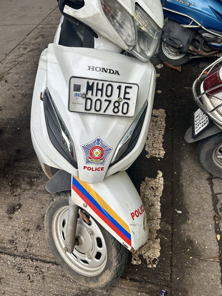 pratskakirde's tweet photo. @MumbaiPolice time to learn basics . I wanted to share some knowledge to him personally, but legend was disappeared for more than 10 mins. I’m sure if it’s my scooter I would have been charged for something. Grow up guys. https://t.co/DBZxLeVFAe