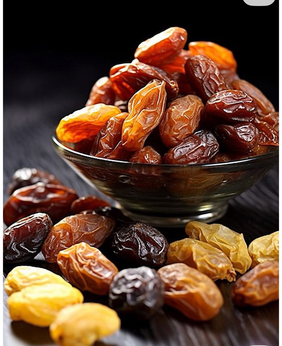 #المدينه_المنورة 
هل يعد التمر فاكهه ؟
نعم، التمر يُعتبر فاكهة.

التفسير:
•التمر هو ثمرة شجرة النخيل.
•من الناحية النباتية، يُصنف التمر على أنه فاكهة حجرية (مثل الخوخ والمشمش)، لأنه يحتوي على نواة صلبة في الداخل.
•يُؤكل التمر في مراحل نموه المختلفة، منها: البُسر، الرُطب،