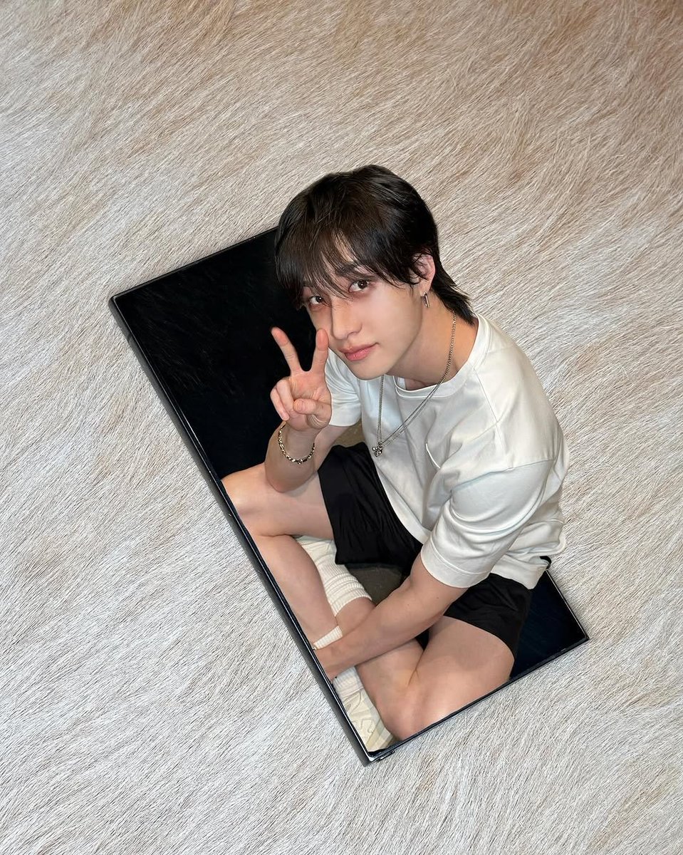 gnabnahc97chris's tweet photo. BANG CHAN IS LITERALLY POCKET SIZE 😭 https://t.co/17QiHMGabo