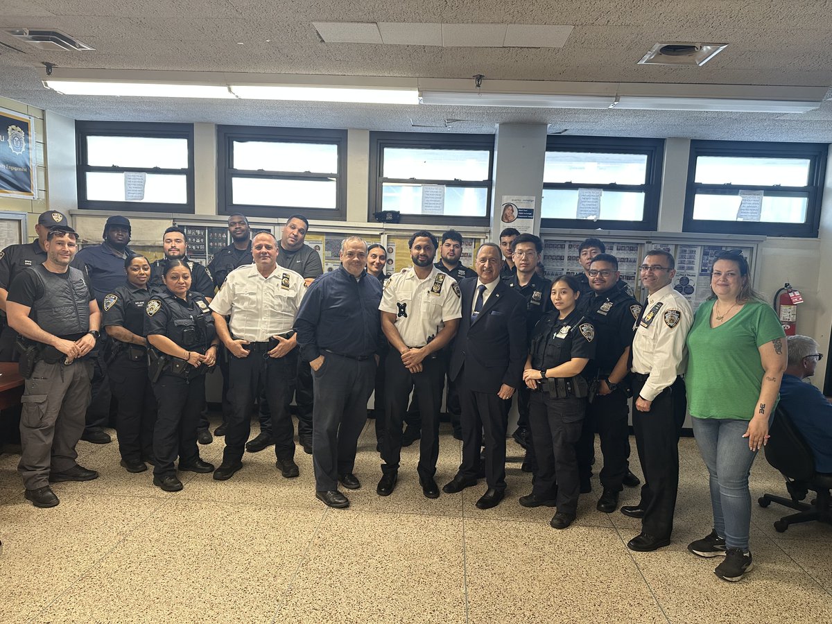 Thank you to Sanitation Police, Pastor Burgos, CC President Ponce, and Mr. Valdes for visiting us today. We appreciate your partnership and commitment to our community! #SunsetPark #WindsorTerrace