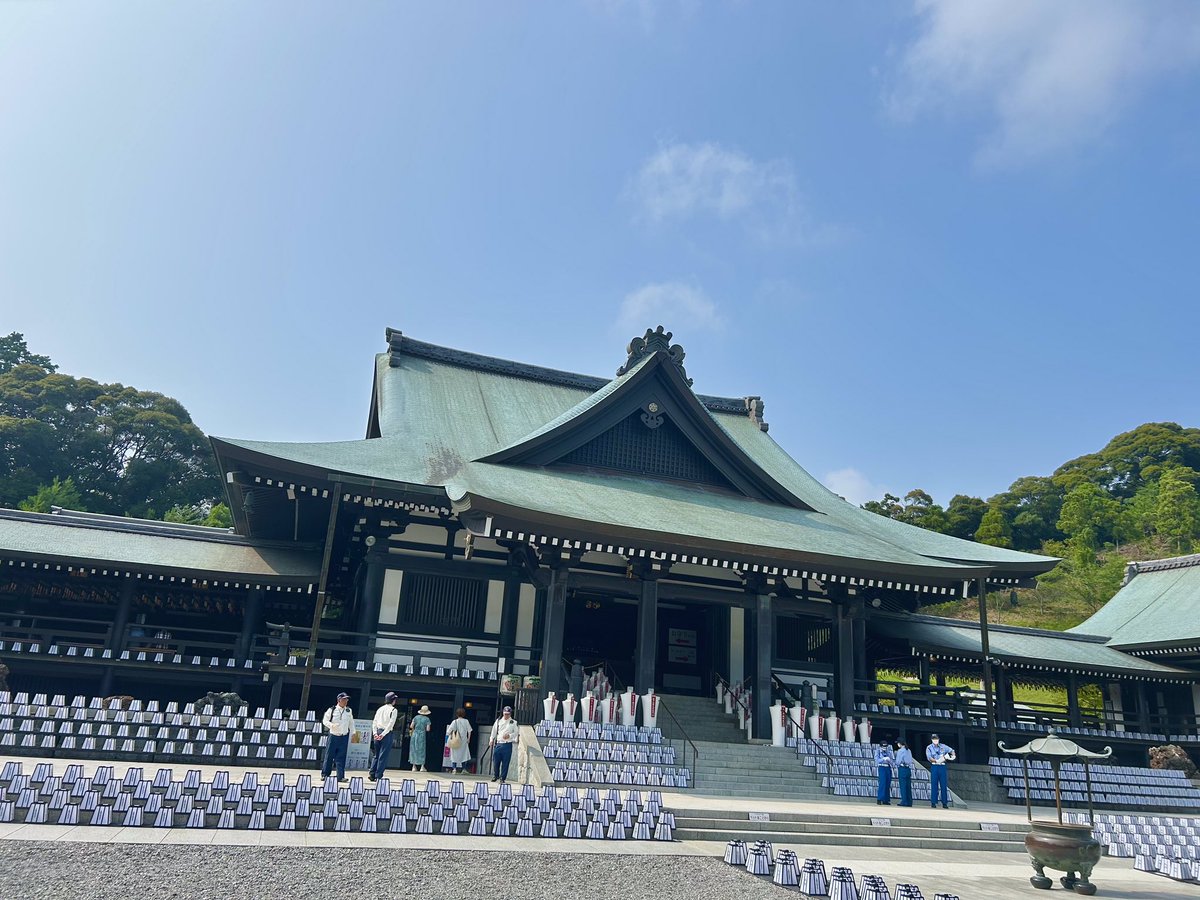 QLqubgPgBUI726K's tweet photo. 昨日、奥さんと法多山 尊永寺(高野山真言宗.袋井市)へお参り。
昨日2025/7/9と本日7/10は 万灯祭です。
この木々に囲まれた聖地の本殿辺りは心地よい風が吹いており、夏の景色と暑さを堪能。
境内にある名物の団子屋の かき氷は、厄除け団子が入って600円(練乳は＋100円)で美味しく味わえます。 https://t.co/5o0ypIIwgO
