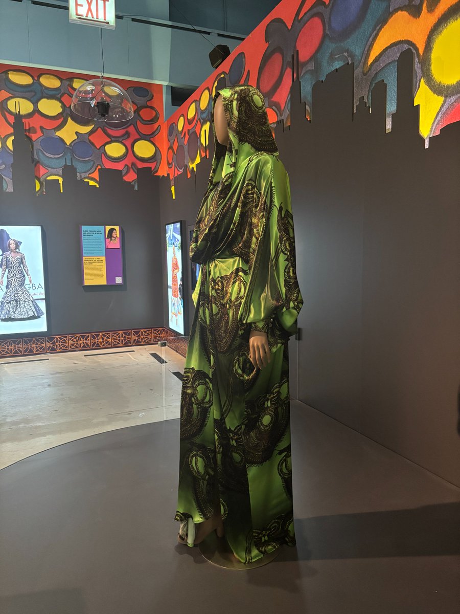 LaurenCDeutsch's tweet photo. Another Chicago-based designer featured in @FieldMuseum's #ConnectingThreads exhibit was Stephane St. Jaymes. Here he made a silk kaftan dress with a cowl hood and dolman sleeves. The pattern references a Nigerian hairstyle where the hair is braided and tied up. #Fashionhistory https://t.co/JmDXvyssLh