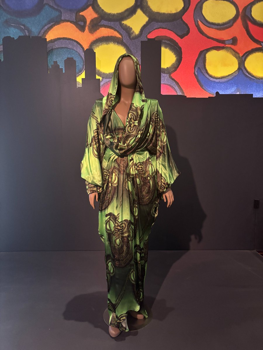 LaurenCDeutsch's tweet photo. Another Chicago-based designer featured in @FieldMuseum's #ConnectingThreads exhibit was Stephane St. Jaymes. Here he made a silk kaftan dress with a cowl hood and dolman sleeves. The pattern references a Nigerian hairstyle where the hair is braided and tied up. #Fashionhistory https://t.co/JmDXvyssLh