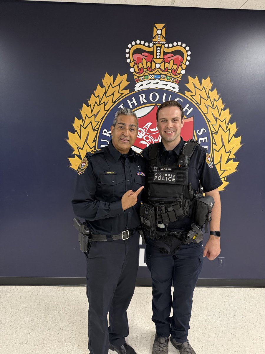 Del Manak (@chiefmanak) on Twitter photo Shout out to <a href="/vicpdcanada/">Victoria Police</a> Constable Erwin & his partner for saving the life of a 33 year old female at 9am this morning. Officers were flagged down on Pandora Ave for a female in distress. She had been stabbed in the chest. Cst Erwin administered emergency first aid. Shout out to <a href="/vicpdcanada/">Victoria Police</a> Constable Erwin & his partner for saving the life of a 33 year old female at 9am this morning. Officers were flagged down on Pandora Ave for a female in distress. She had been stabbed in the chest. Cst Erwin administered emergency first aid.