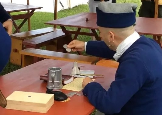 Pourquoi les marins avaient-ils une boucle d'oreille ?
Les marins portaient fièrement des boucles d'oreilles pour marquer leurs voyages et leurs déplacements. Les boucles d'oreilles n'étaient pas seulement des objets de mode, ils servaient à plusieurs fins utiles.
Les boucles
