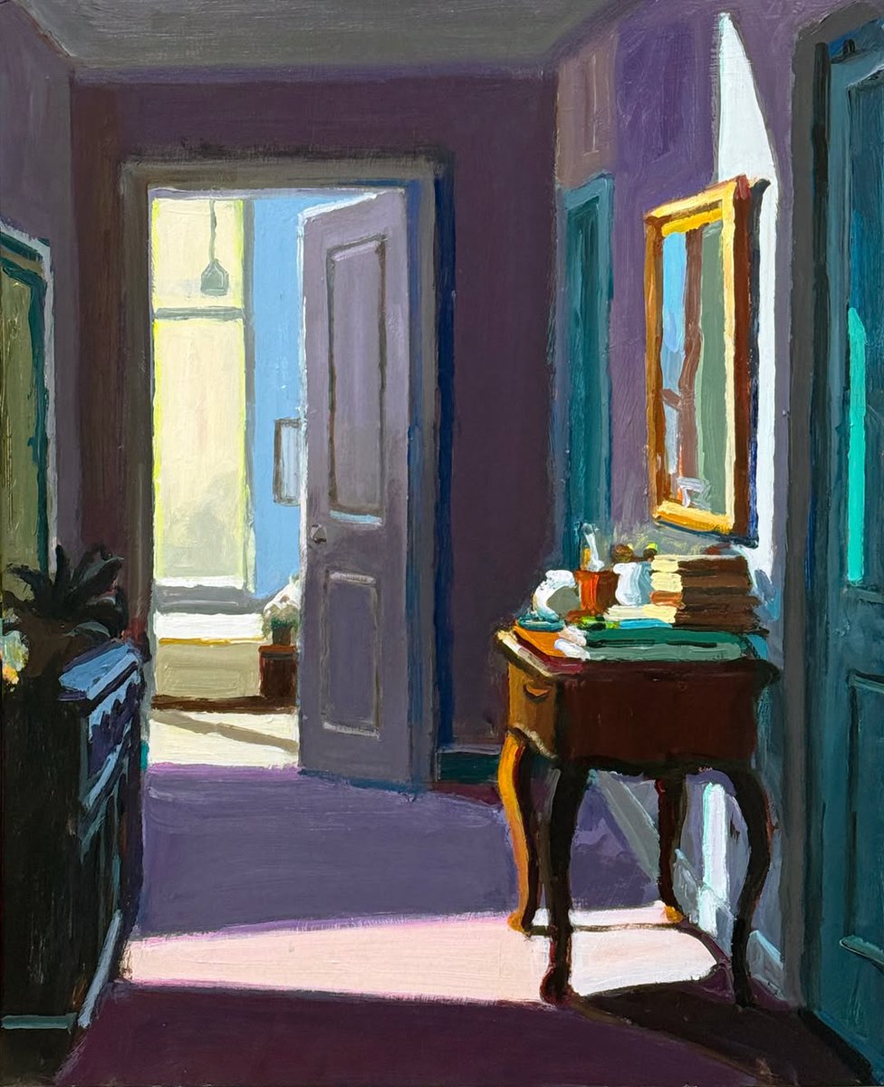 RClaremont's tweet image. Hallways are the quietest part of the house—but always full of stories. 🚶♀️
This one’s seen everything: dumped bags, late-night pacing & a table that catches it all—keys, lists, stray cups & books that refuse to go back to the shelf.📕
“Please Mind the Books”, 61x75cm.