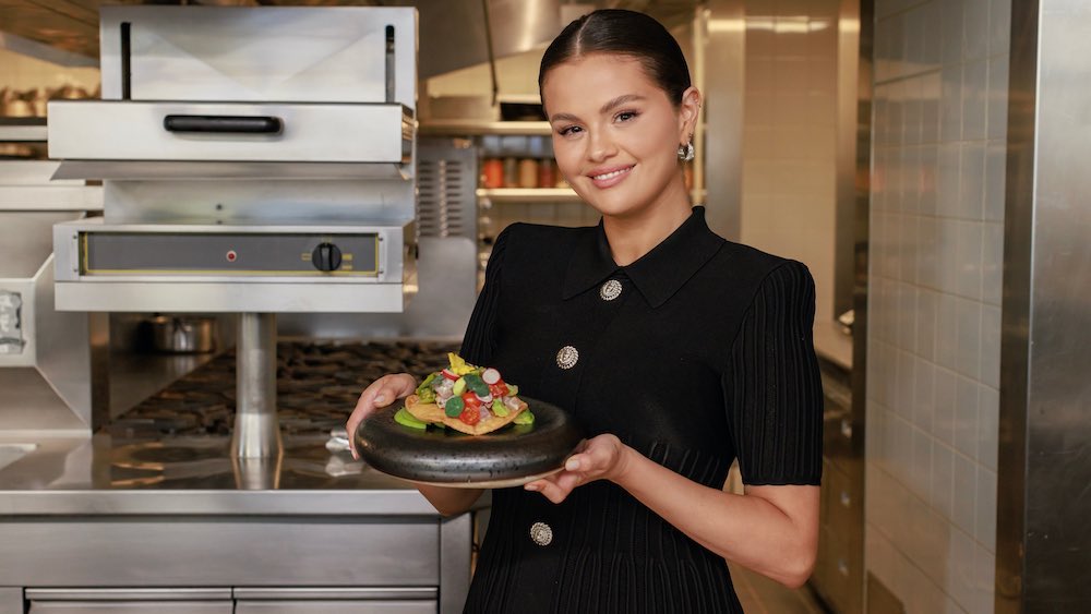 PortalSelenaBR's tweet photo. Bem sucedida em tudo que se propõe a fazer!

Todos os três programas culinários de Selena Gomez – “Selena + Chef”, “Selena + Chef: Home For Holidays” e “Selena + Restaurant” – receberam indicações ao EMMYs. https://t.co/aqfaWPvea9