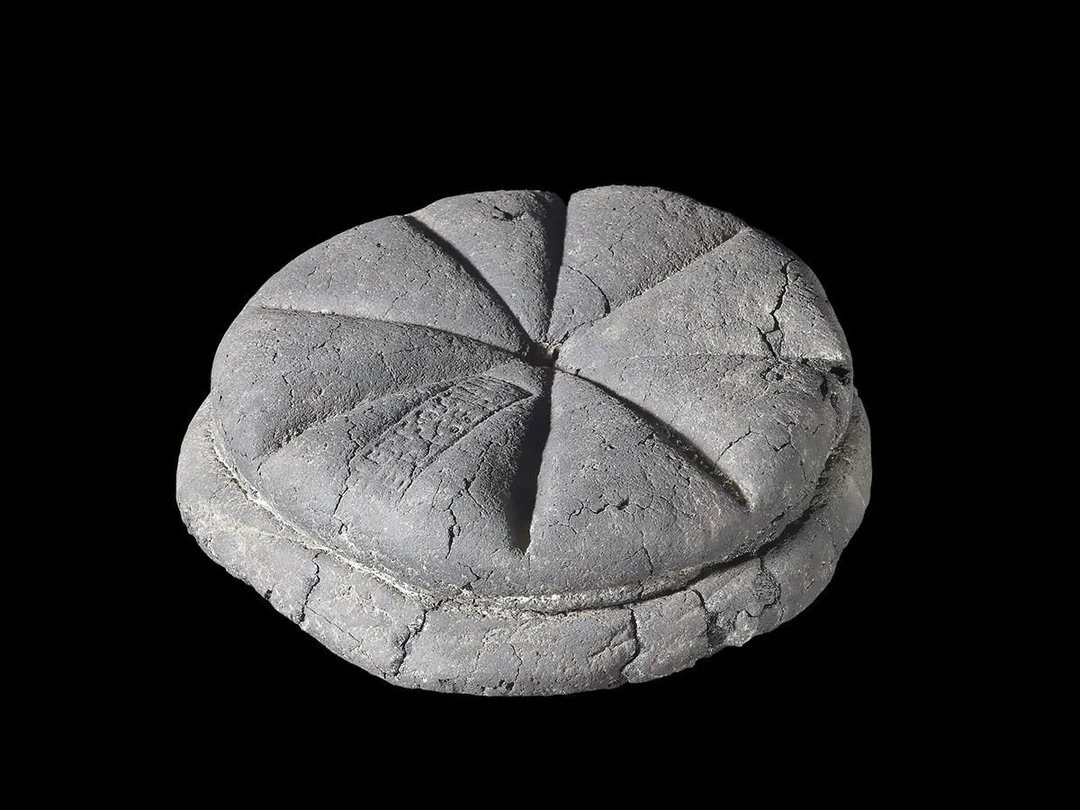 letsgetancient's tweet image. Bakeries in ancient Rome were everywhere! They sold bread, pastries, and even a type of pizza called &quot;picea.&quot;

This carbonized loaf of bread, perfectly preserved by the eruption of Vesuvius in 79 AD, shows us that the Romans took their carbs very seriously.
