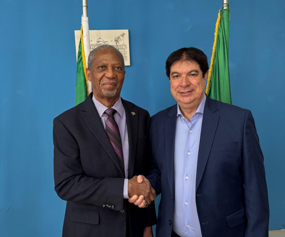 BlogdoCaioRocha's tweet image. Estive reunido com o embaixador da Guiana no Brasil, Compton Bourne, para avançarmos em pautas de cooperação técnica entre nossos países. A Guiana, por ser um país amazônico, reforça o alinhamento com as ações de preservação da biodiversidade e integração produtiva sustentável.