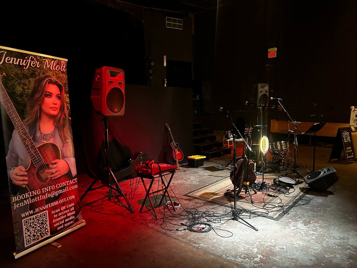 JenniferMlott's tweet image. I had such a wonderful time opening up for Gypsy&Me last night! Here’s a picture of us before the show! So much fun with such great people! #jennifermlottmusic