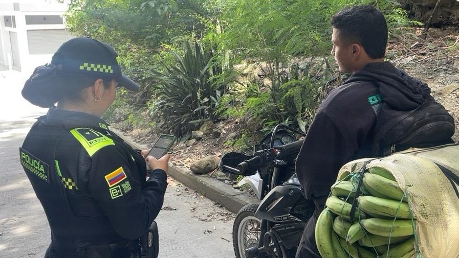 Policiantioquia's tweet photo. En #Liborina, se desarrollaron registro a personas y vehículos en diferentes puntos de la jurisdicción. Avanzamos con presencia activa para fortalecer la seguridad y la convivencia. #ActuandoPorAntioquia https://t.co/4iMRBz2GYV