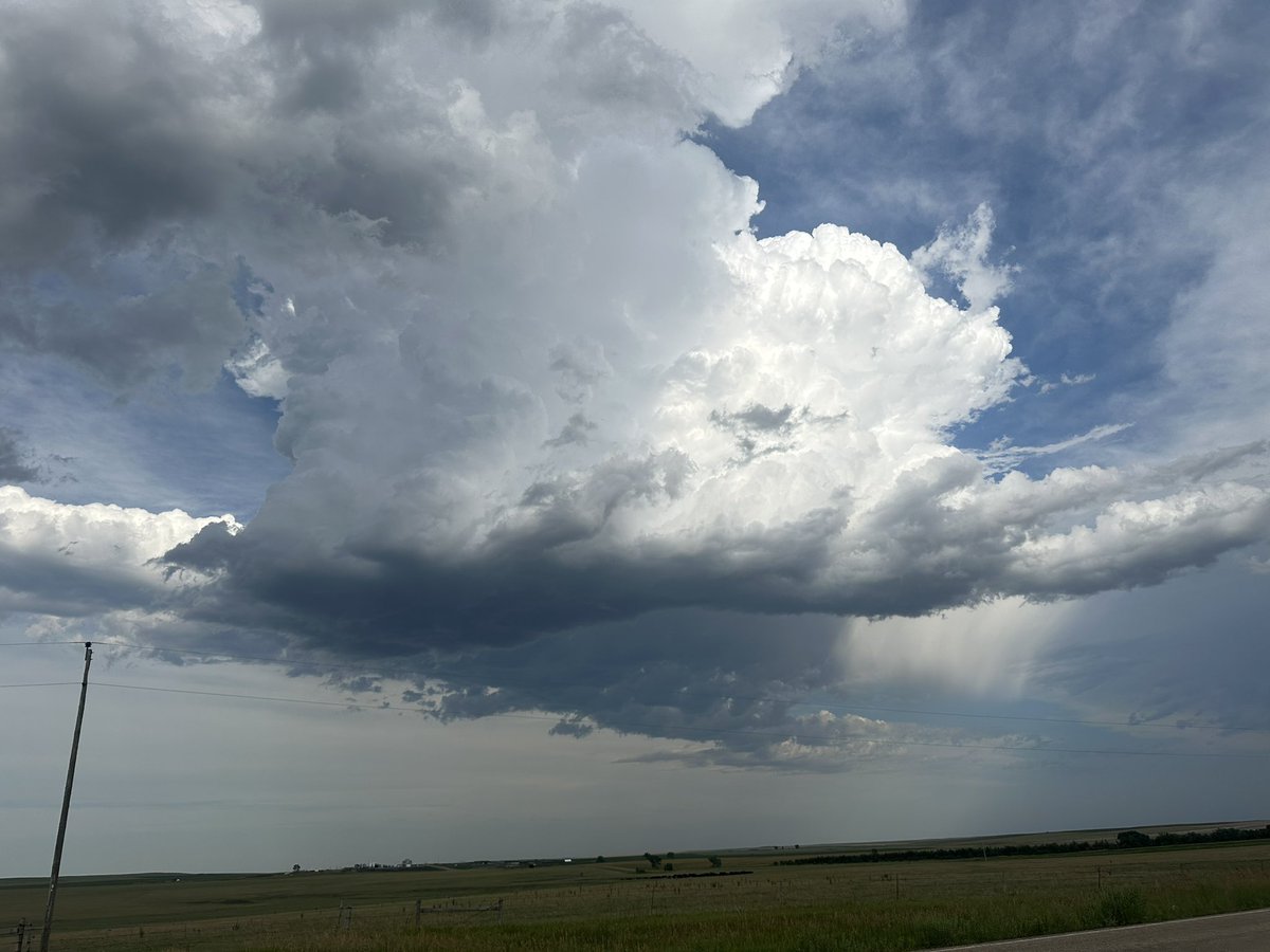 JimothyPimpin's tweet image. A little storm south of Vivian and Presho, SD trying to develop and become a discrete cell but has a bit of a high base
