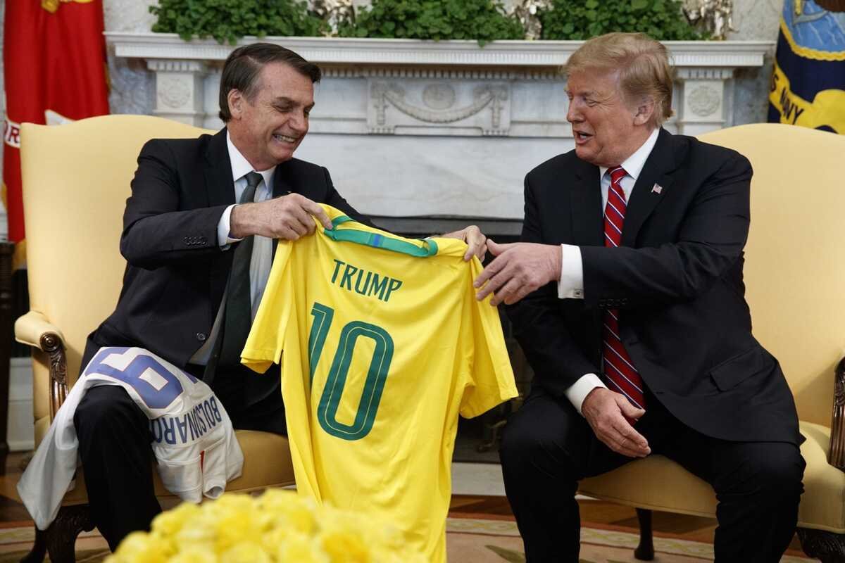 🇧🇷 “Lula quer taxar os bilionários; Bolsonaro quer taxar o Brasil”: Secom de Lula propõe slogan para ligar tarifa de Trump a Bolsonaro.

Segundo o colunista Lauro Jardim, do O Globo, a frase foi criada pelo marqueteiro Sidônio Palmeira para ser usada nas redes do PT e explorar a