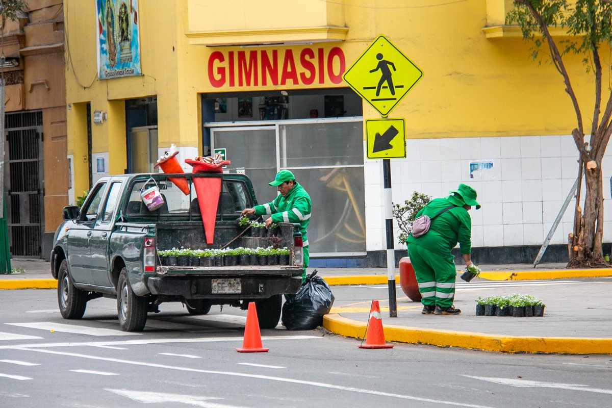 LinceconMalca's tweet photo. Supervisamos la limpieza integral de la avenida José Leal, donde retiramos desechos, maleza y residuos acumulados para que nuestras calles estén más limpias y seguras. 🚛✨
Cada calle que cuidamos transforma la vida de quienes la recorren. 💙 https://t.co/YrDzJvJW7f