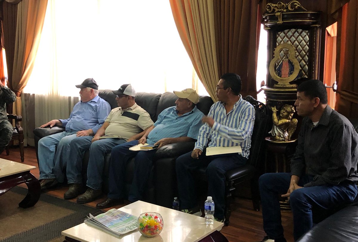 En un valioso espacio de diálogo y reconocimiento, el señor Jefe del Estado Mayor Conjunto, General de División, Roosevelt Hernández, se reunió con representantes de las asociaciones de reservistas y veteranos de guerra para fortalecer los lazos entre las #FFAA y quienes han