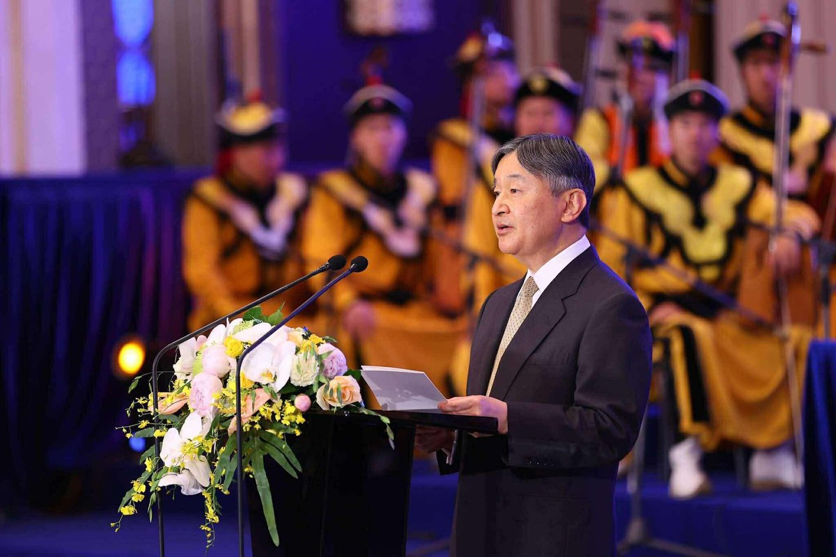 Энэ жилийн тренд үг.
Япон Улсын Цог Жавхлант Эзэн Хаан Нарүхитогийн мэндчилгээ:
"Өвс модод хөх тэнгэрийн дор, бие биенээсээ уралдан тэнгэр өөд тэмүүлэн ургаж, гоёмсог цэцэгс дэлгэрэх хамгийн үзэсгэлэнтэй улиралд Хатны хамт Монгол Улсад айлчлах завшаан тохиосонд туйлын их баяртай