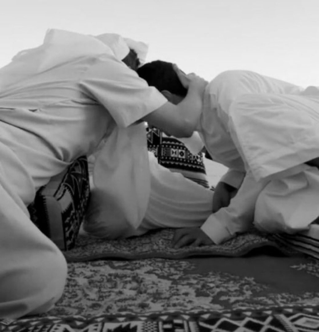 ياوجه الرفاقه .. لا تكثّر على اللوم
تراني ماني بالصاحب اللي على خبرك

لو تشوفني مبسوط و آواسي المهموم
تراني حزين .. وضحكي أحيانا مفبرك

اغمض عيوني بس ماعرف لذيذ النوم
يا راسي على لوعات الايام يا صبرك
