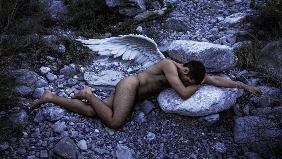 Lucifer no cayó, se rebeló.
No por maldad, sino por no seguir un orden que no le pertenecía.
A veces, romper las reglas es el primer paso para encontrarte.

¿Tú qué estás haciendo para salir de lo establecido?

#RebeldíaQueer #OrgulloLGBTQ #PoderGay