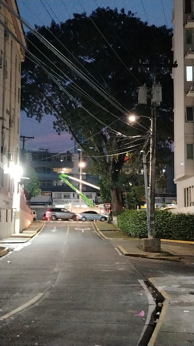 Apagón general en la calle 80 de España explota transformador y deja sin luz e  internet varias viviendas.
#estesa <a href="/etesa/">txema areitio</a>