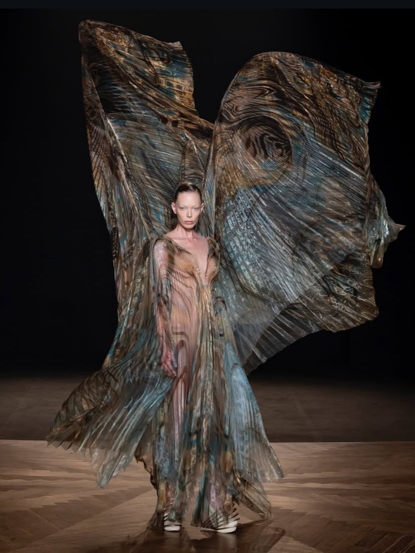 eric_ericsson's tweet image. Mi top 3 de los últimos lanzamientos de moda couture son: en tercer lugar la Iris Van Herpen, en segundo Schiaparelli y ganador indiscutible mi compadre Robert Wun. Es que se pasaron, que weas más lindas ✨